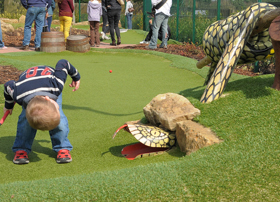 Vad är skillnaden mellan bangolf och minigolf?