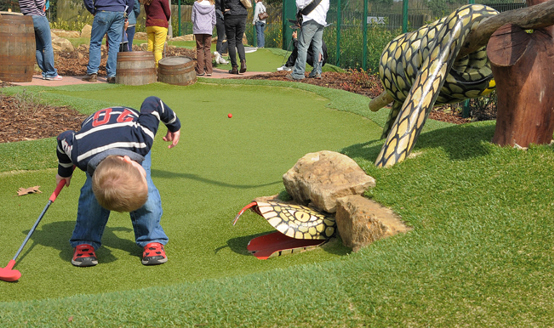 Vad är skillnaden mellan bangolf och minigolf?
