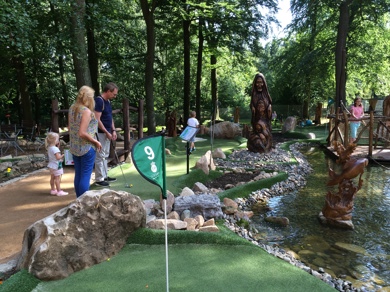 Äventyrsgolfbana i skog