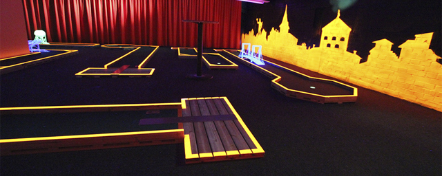 Minigolf målad i blacklight