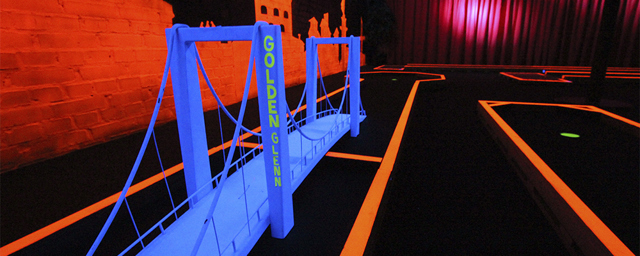 Mini Golf brohinder målad i blacklightfärger