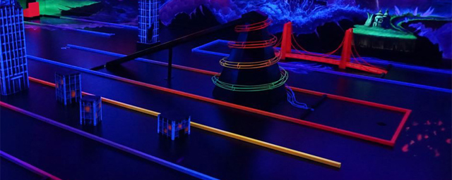 Minigolf hinder målade i blacklight