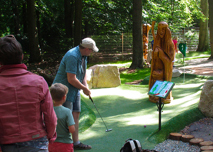 Man spelar äventyrsgolf