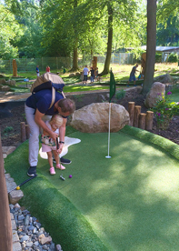 Pappa och barn spelar äventyrsgolf på Hexengolf