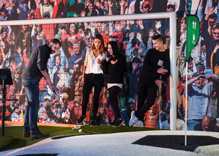 Spela äventyrsgolf över en fotboll