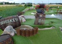 Ett litet vattenfall från en tunna på äventyrsgolf