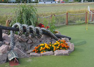 Spela äventyrsgolf genom en orm