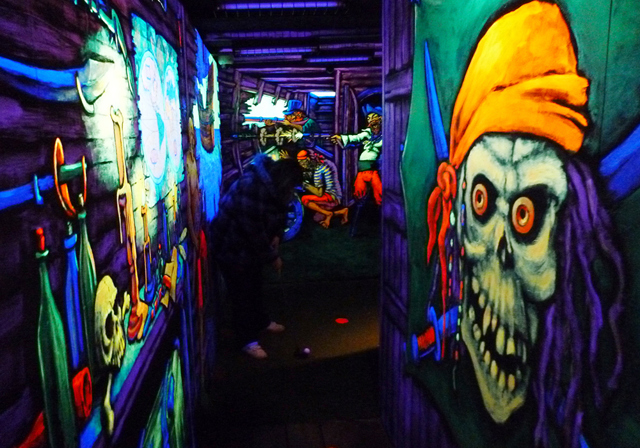 Blacklight på insidan av piratskeppet