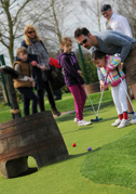 Man och barn spelar äventyrsgolf
