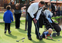 Kvinna i stuptock på äventyrsgolf
