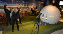 Kvinnor spelar äventyrsgolf genom Globen