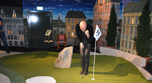 Man spelar Äventyrsgolf