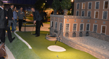 Spelar Äventyrsgolf bredvid slottet