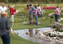 Människor spelar äventyrsgolf