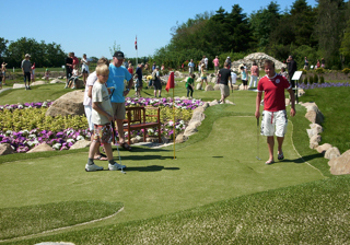 Människor spelar äventyrsgolf