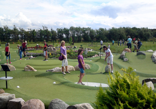 Besökare på Ringköbing äventyrsgolf
