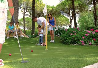 Familj på Marina di Venezia äventyrsgolf