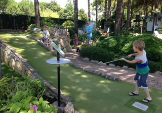 Pojke spelar äventyrsgolf upp för en brant backe