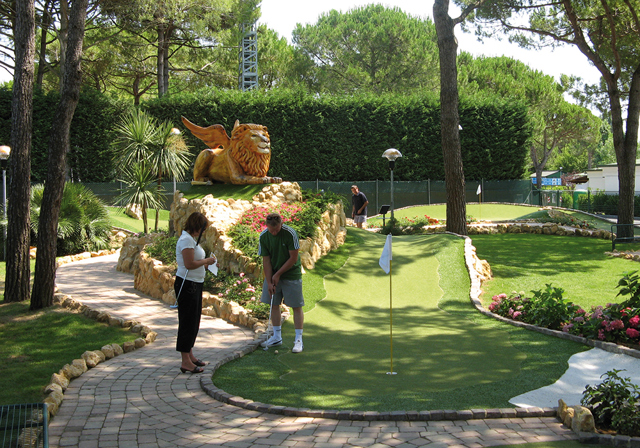 Par spelar äventyrsgolf