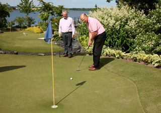 Man som spelar äventyrsgolf siktar mot hålet