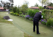 Man spelar ett långt äventyrsgolfhål