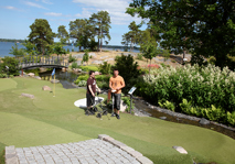 Män står på äventyrsgolf fairway