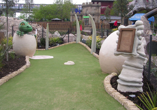 Dinosaurietema på Alton Towers äventyrsgolf