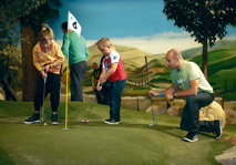 Familj spelar äventyrsgolf