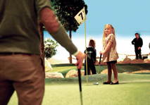 Flicka vid hål 7 på Lalandia äventyrsgolf