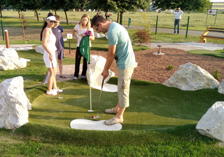 Familj spelar äventyrsgolf