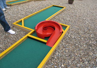 Spiral obstacle mini golf