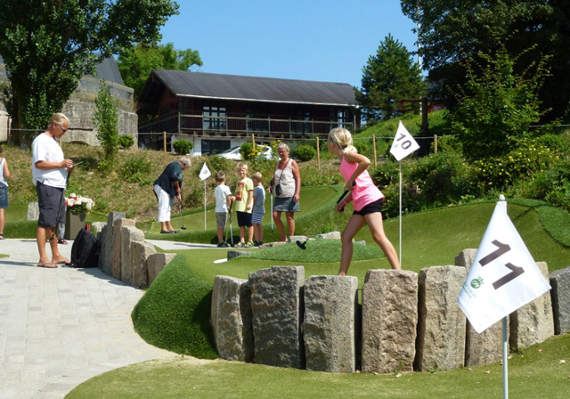 Familj på Madsby Legeparks äventyrsgolf
