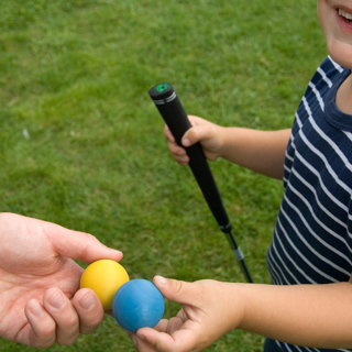 Pojke med golfbollar