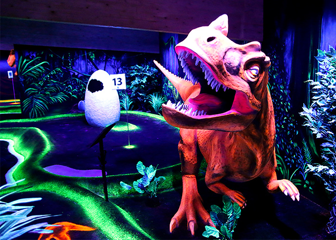 Dinosaurie i blacklight på Husum äventyrsgolf