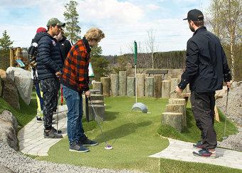 En grupp som spelar äventyrsgolf