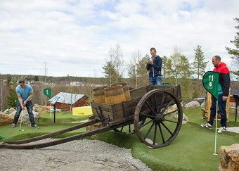 Män spelar äventyrsgolf genom en hästkärra