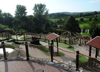 Överblick över Hohenhardter Hof Äventyrsgolf