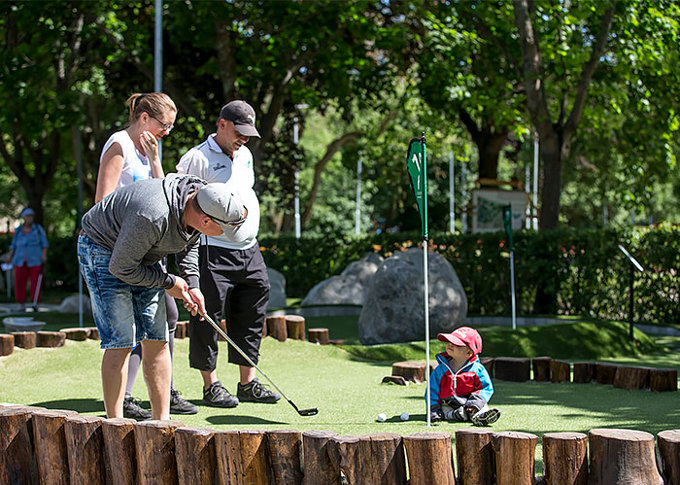 Familj spelar Äventyrsgolf