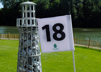 Specialgjort äventyrsgolfhinder i form av en fyr