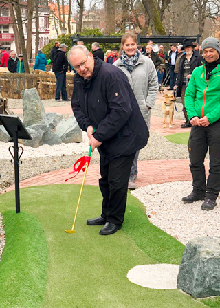 Första slagen på äventyrsgolfen