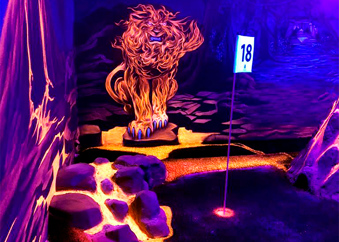Eldlejon i blacklight på äventyrsgolf