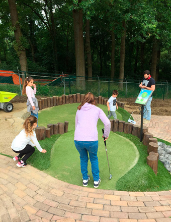 Familj som spelar äventyrsgolf
