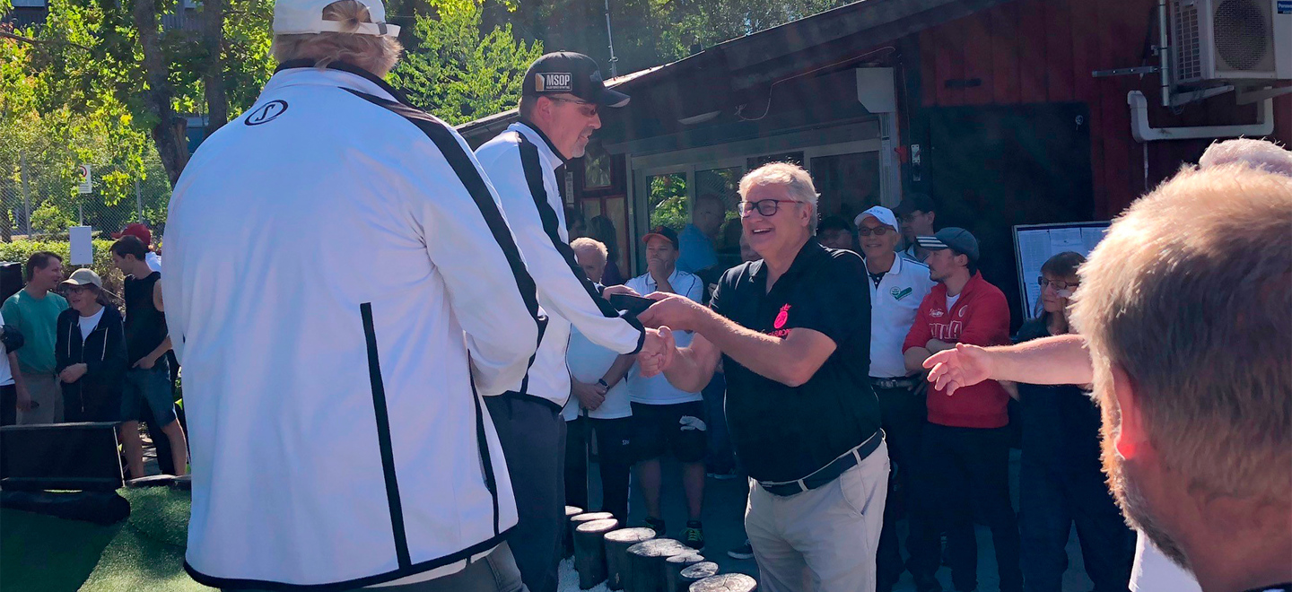 City Golf skakar hand med vinnaren Ricard Lockner