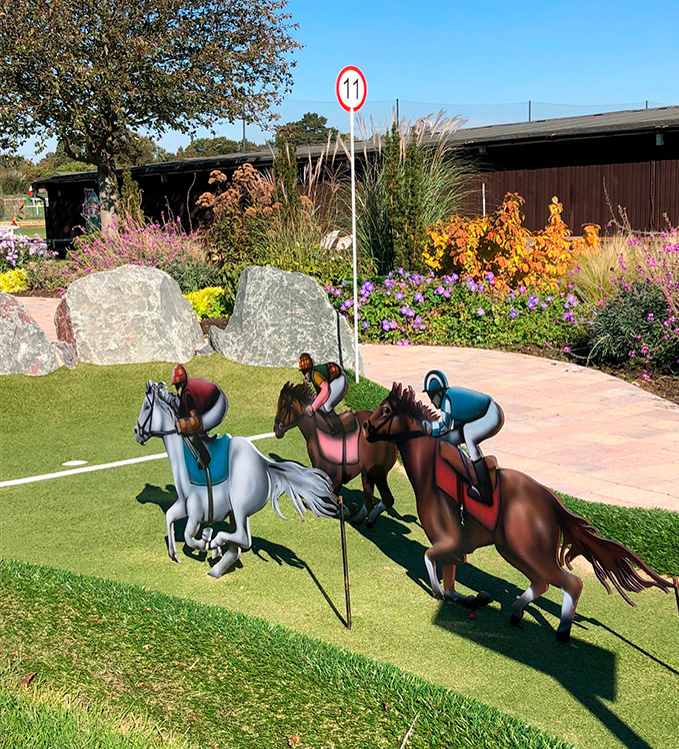 Kapplöpning till målstrecket vid det elfte äventyrsgolf hålet